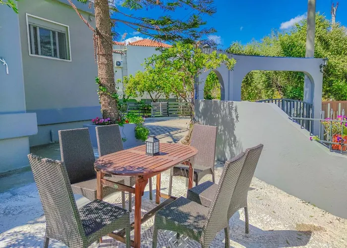 Lampros House In The Countryside *